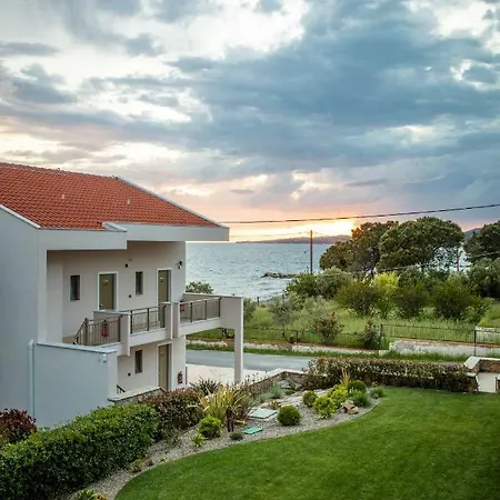 Royalty Seaside فندق